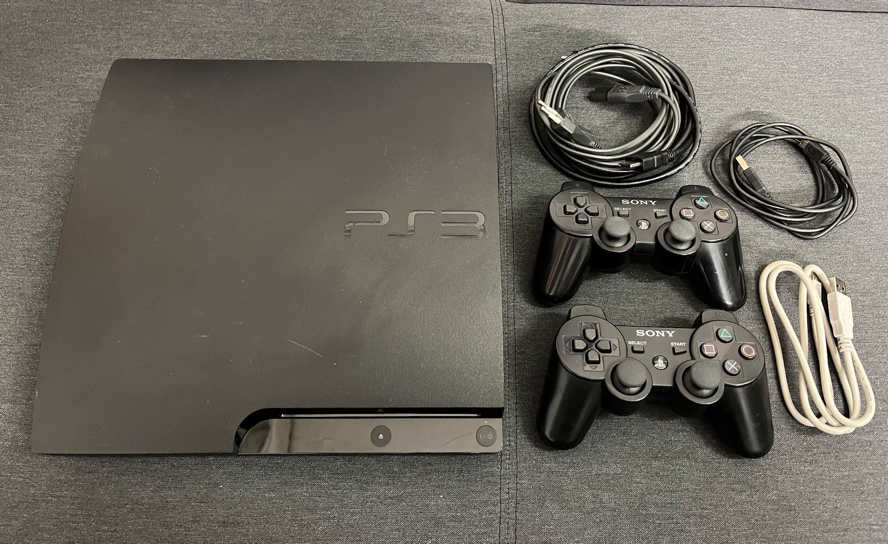 Sony Console: Sony PlayStation 3 PS3 slim Konsole mit 2 Controller & Kabel – Usato da Thalwil venduto da ranx