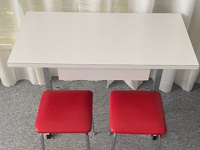Set de table et chaises: Küchentisch mit 2 Hocker – D'occasion à Pfaffhausen par stepober 1