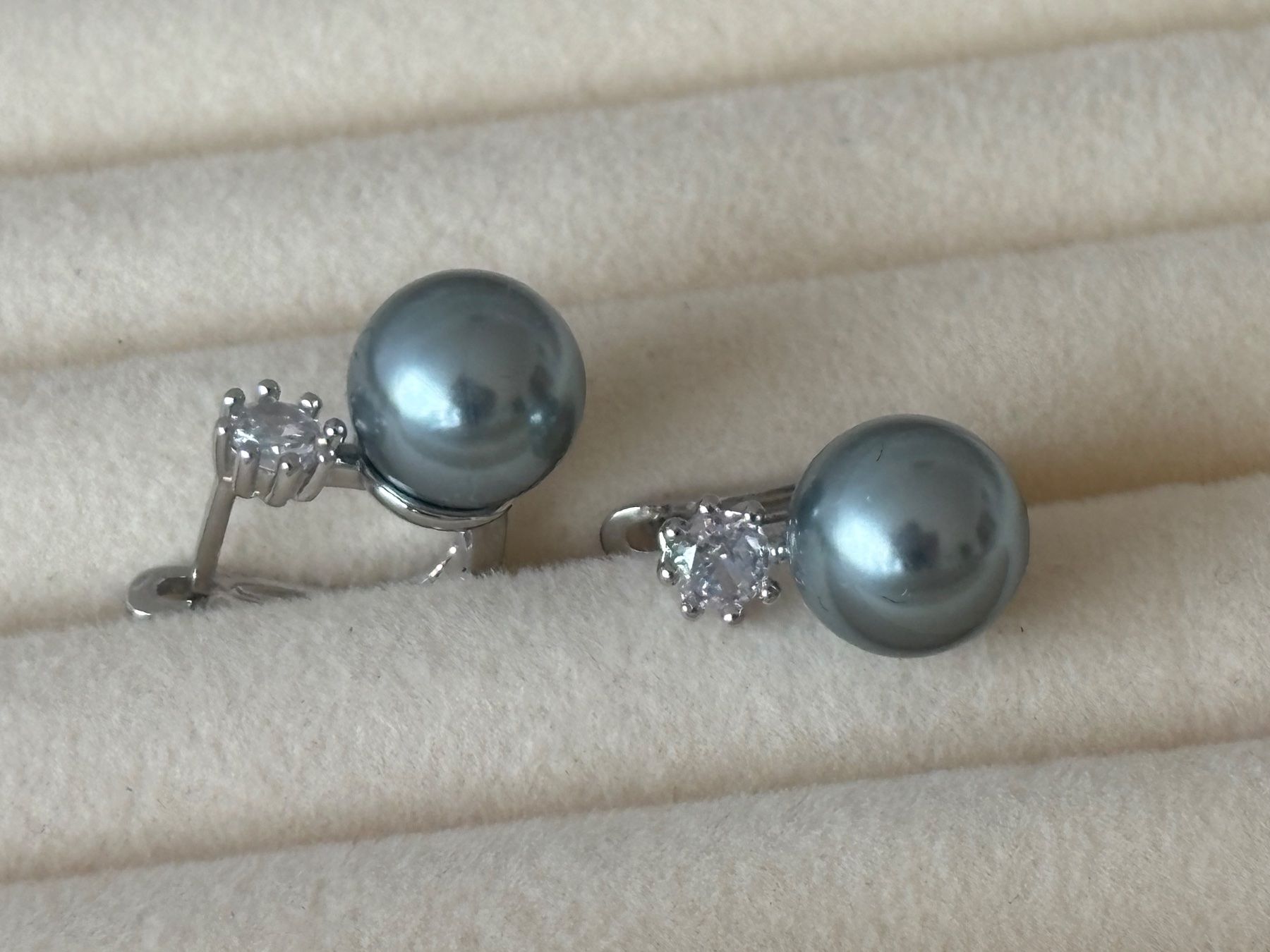 Orecchini pendenti & Orecchini a lobo: Luxus Elegante Ohrstecker  Kunstperlen Silberfarben grau – Nuovo (secondo la descrizione) da Biel-Bienne venduto da Roserosse13 2
