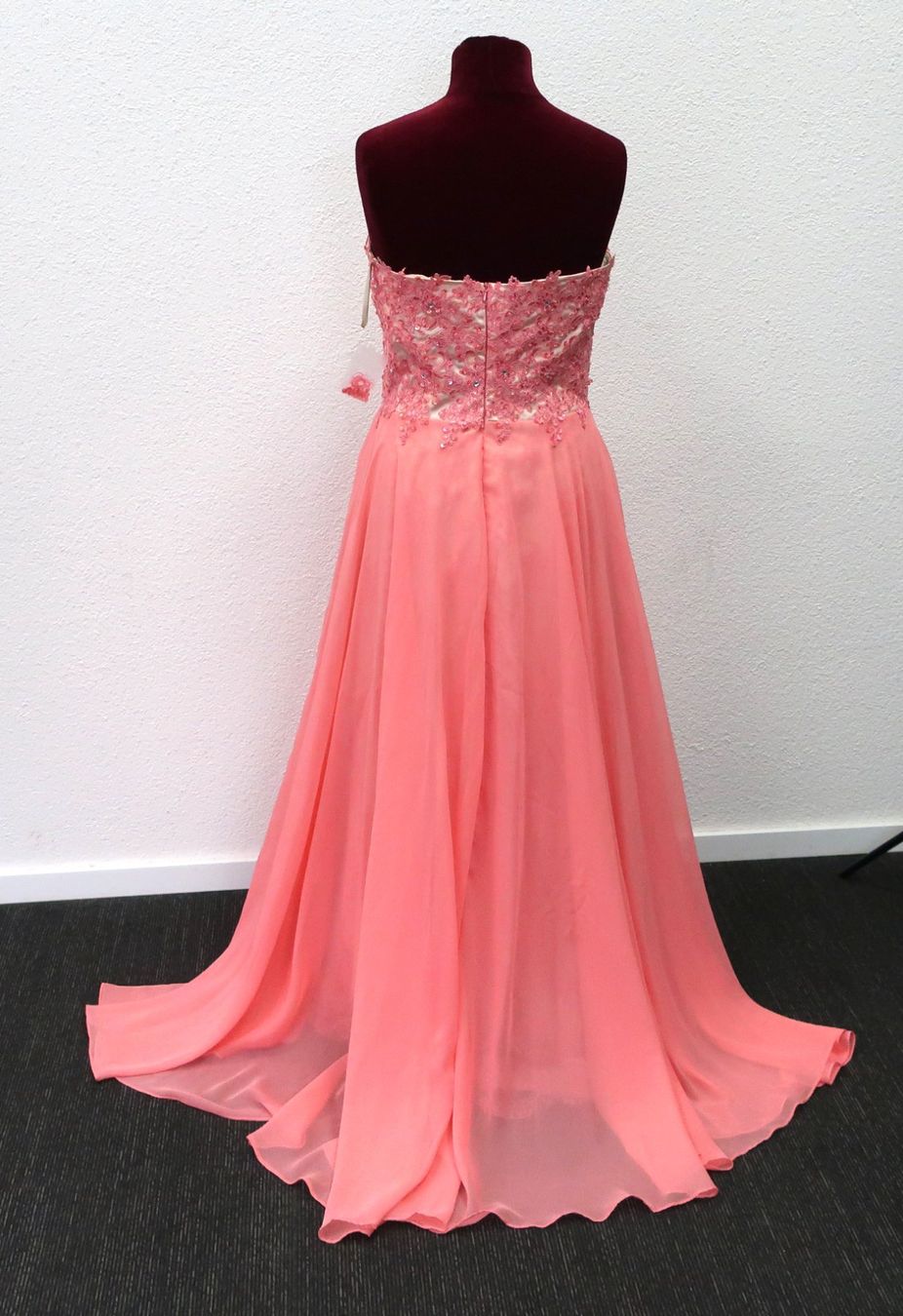 Kleider: Elegantes Sommer-Abendkleid Korallrosa – Gebraucht aus Volketswil von brockipfannenstil 2