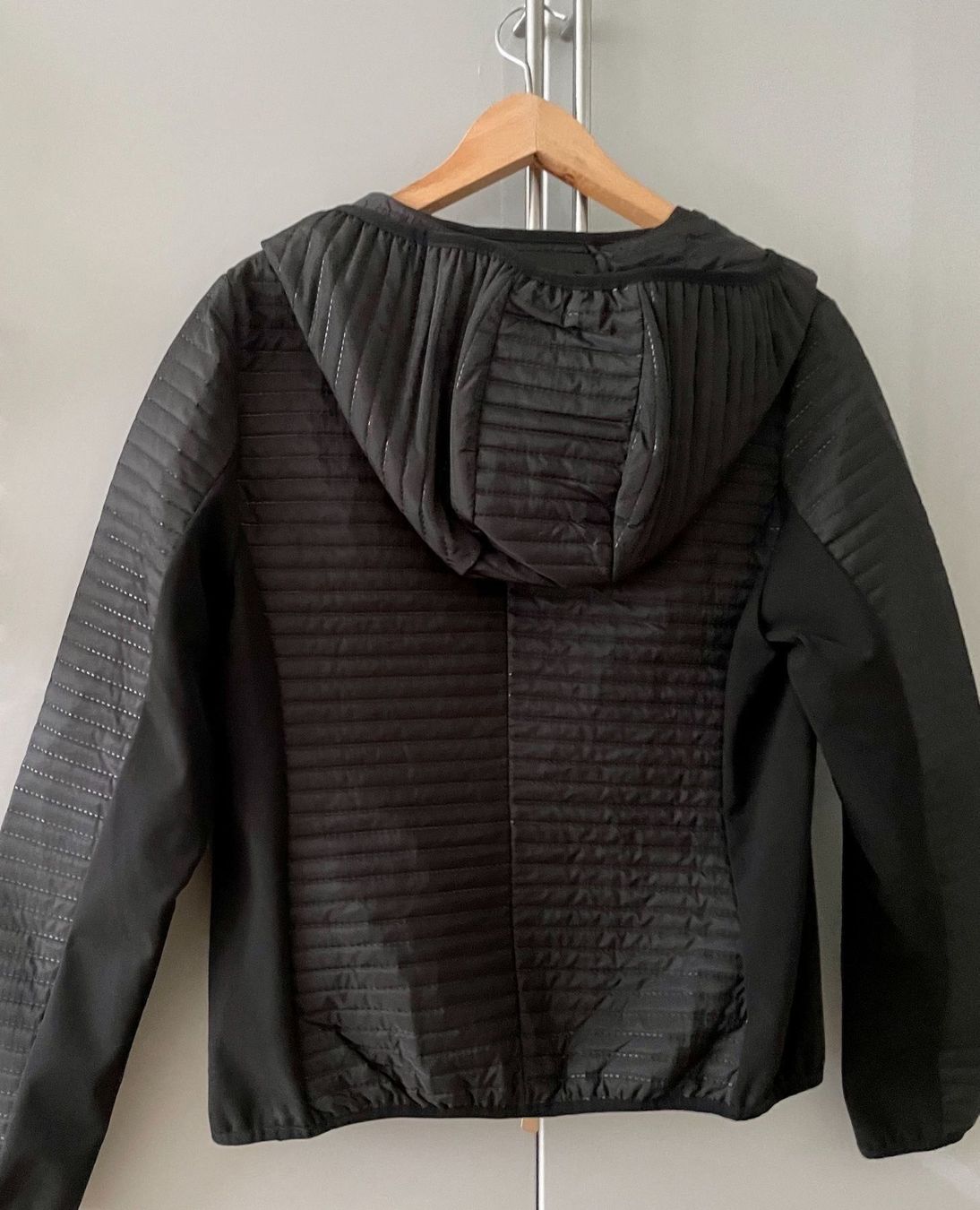 Giacche: Schwarze Übergangsjacke mit Kapuze – Nuovo (secondo la descrizione) da Stansstad venduto da alexandra171080 2