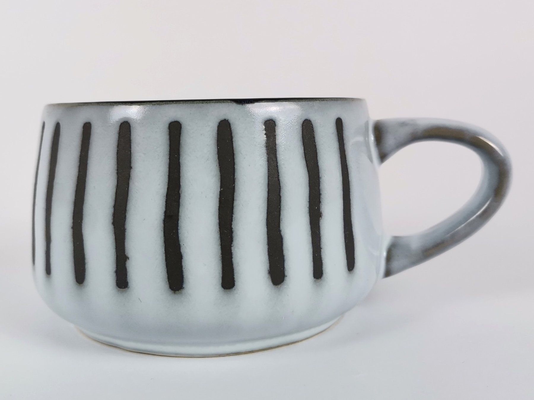 Tassen: TASSE Grau mit schwarzen Vertikalstrichen – Gebraucht aus Schaffhausen von Restwert_SH 2