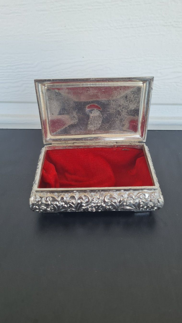 Portagioie: Kleine Schmuckschatulle / Farbe; Silber / rotes Innenfutter – Usato da Safenwil venduto da Husqi2000 3