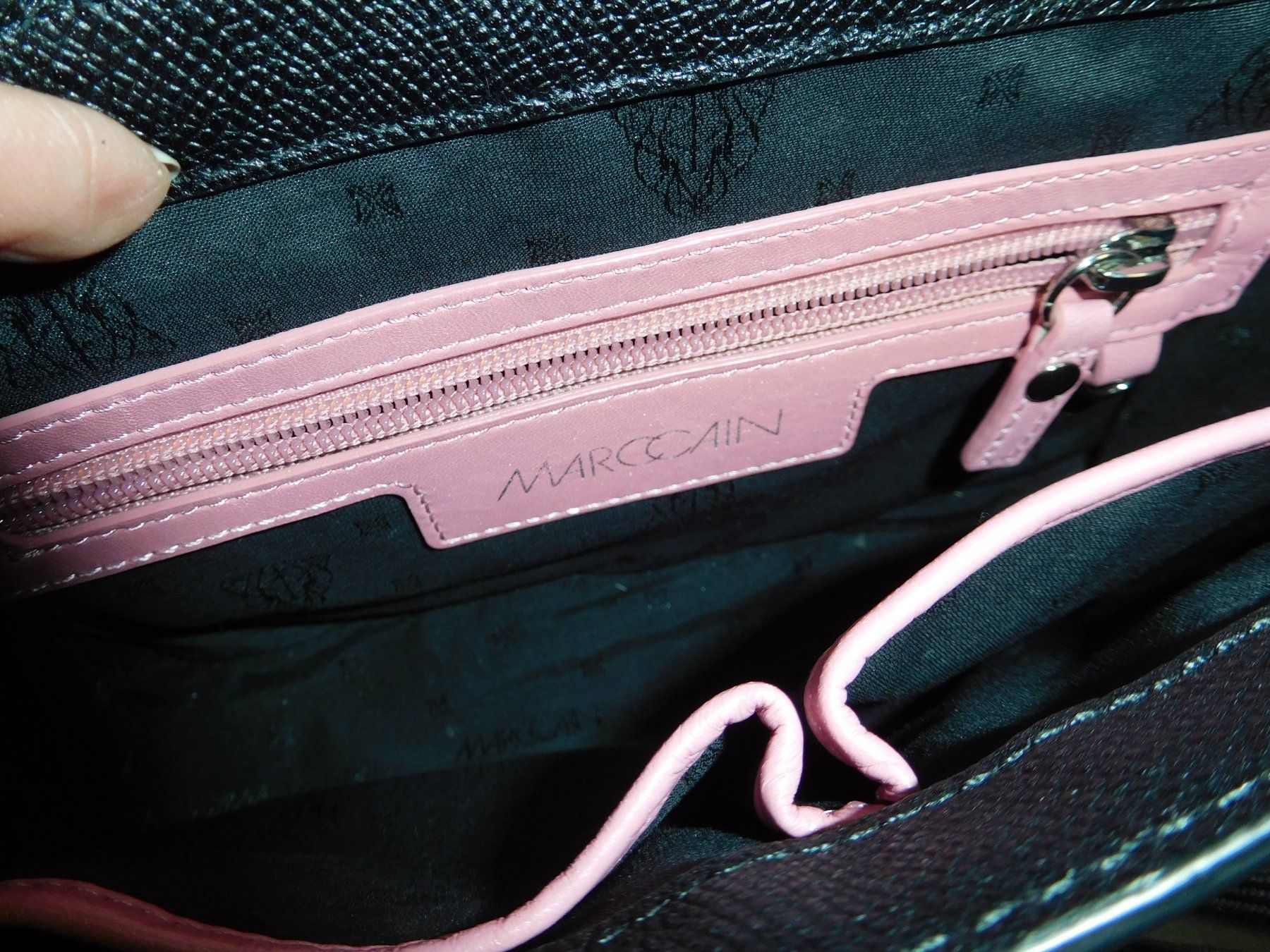 Marc Cain Borse da donna: Geschenkidee Wunderschöne Marc Cain Tasche 22x17x7cm – Nuovo (secondo la descrizione) da Holziken venduto da Rupe 1