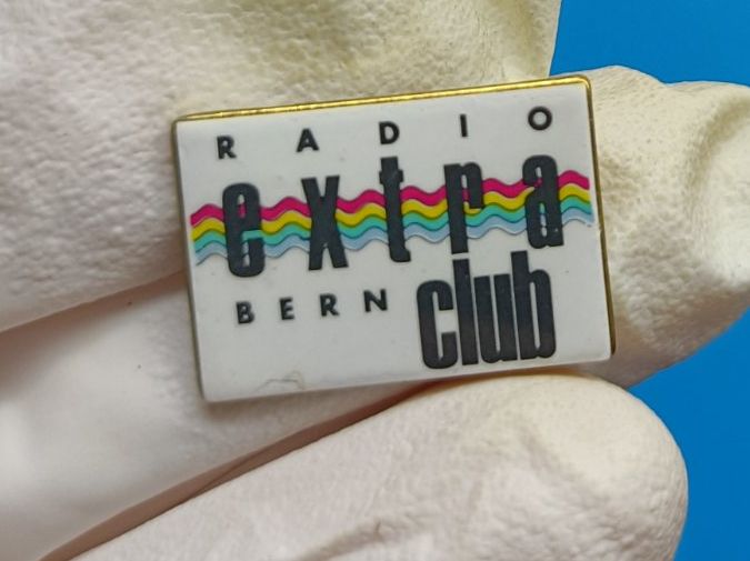 Spille & Fermagli: Radio Extra Bern Club – Usato da Köniz venduto da Pinscollect