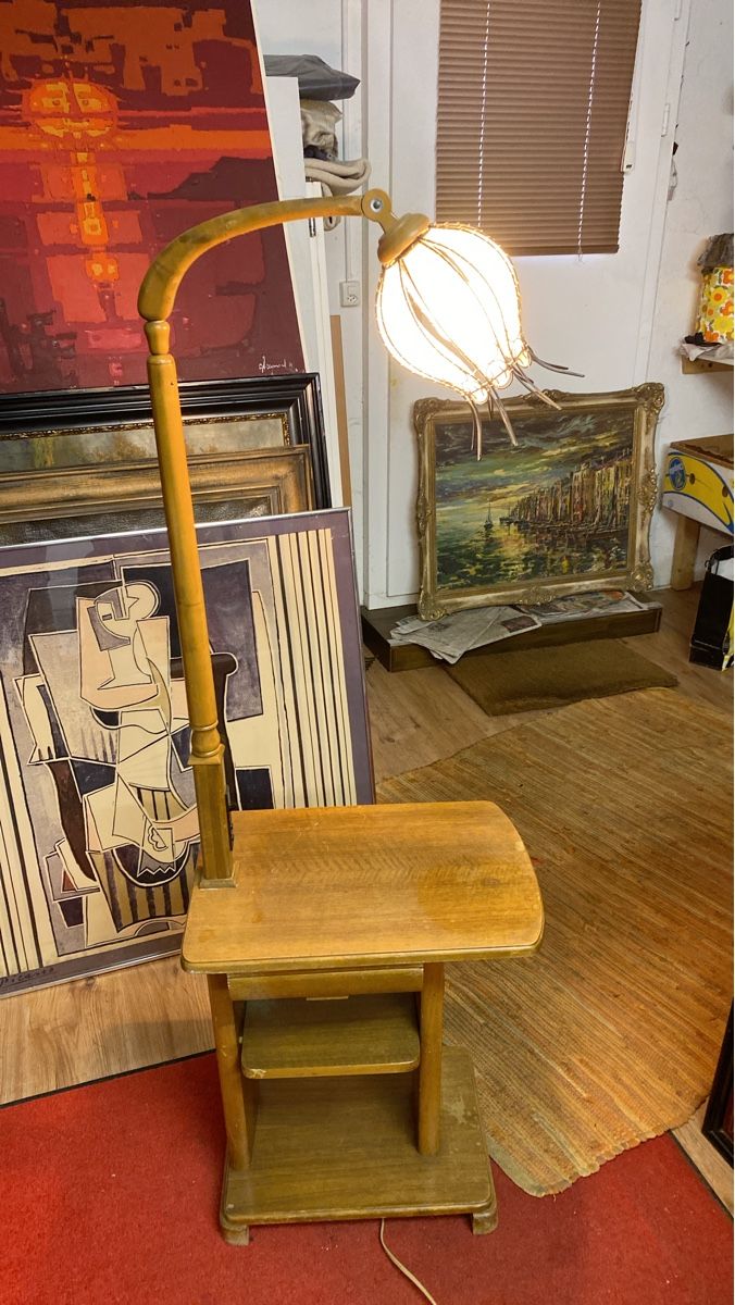 Lampade: Antiker Beistelltisch mit integrierter Lampe – Usato da sursee venduto da trilli-tralli