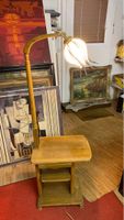 Antiker Beistelltisch mit integrierter Lampe