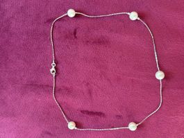 Elegante Silberhalskette mit Perlen