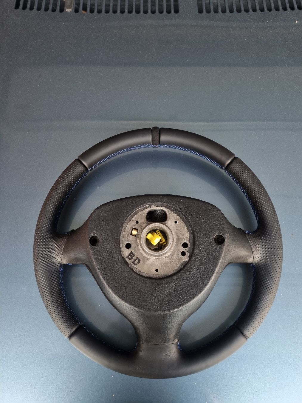 Volkswagen Tutti pezzi di ricambio auto: VW Golf 4 Lenkrad Neu bezogen – Nuovo e nell'imballaggio originale da St. Gallen venduto da Luis_w98 1