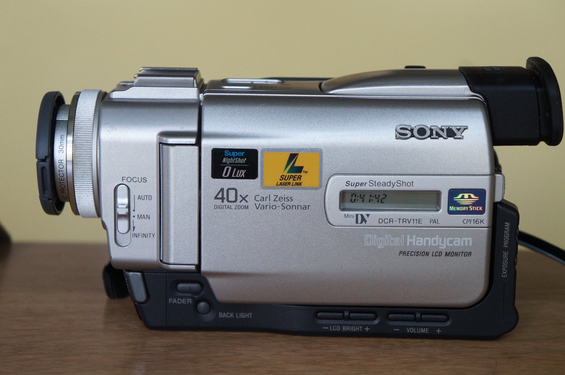 Sony Videocamere: Sony TRV11E ... MiniDV Camcorder ... funktioniert – Usato da St.Gallen venduto da My_tinker 2