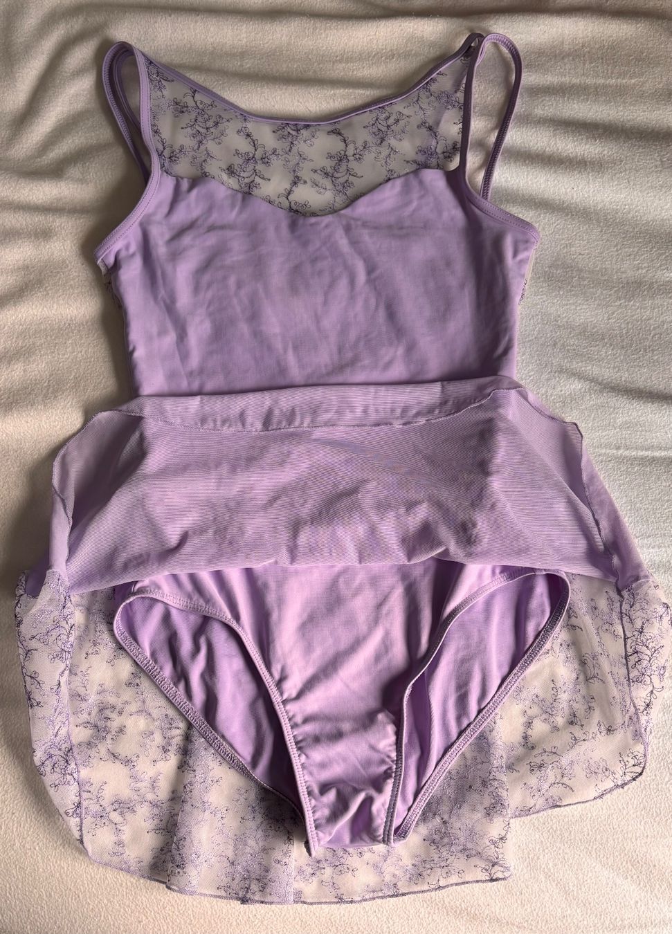 Robes et jupes: Balletkleid lila mit Blumenbestickung – D'occasion à Herrliberg par eka_dz6d 1