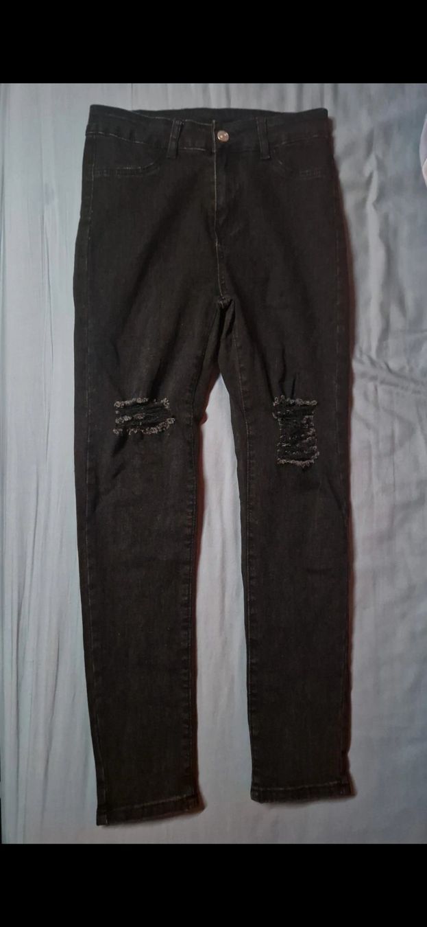 Hosen: Schwarze Hose mit Rissen – Neu (gemäss Beschreibung) aus Bubendorf von ang_b829 2