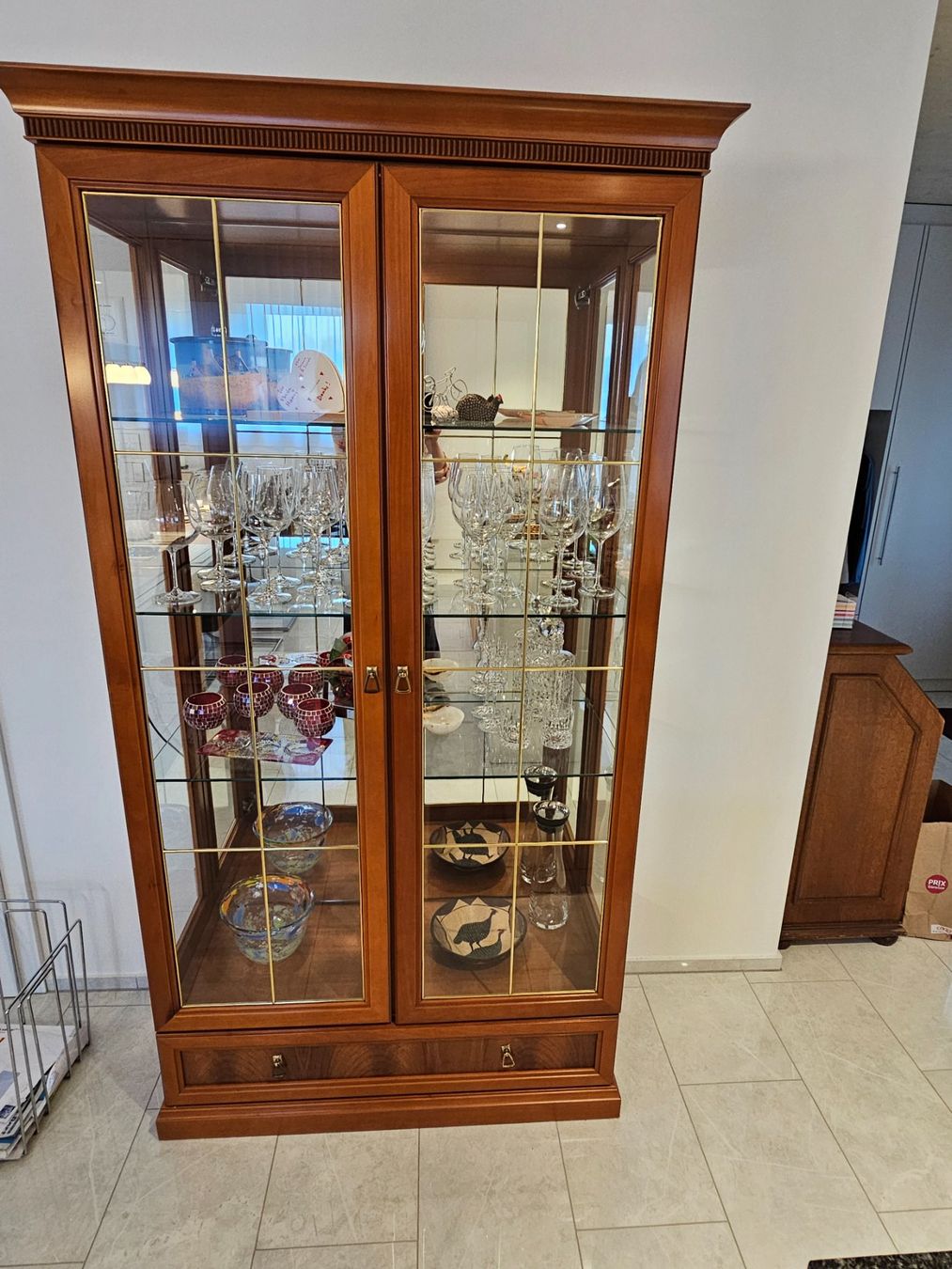 Vetrine: Schöne Glasvitrine mit Beleuchtung – Usato da Seengen venduto da DorisAlias