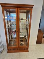 Schöne Glasvitrine mit Beleuchtung