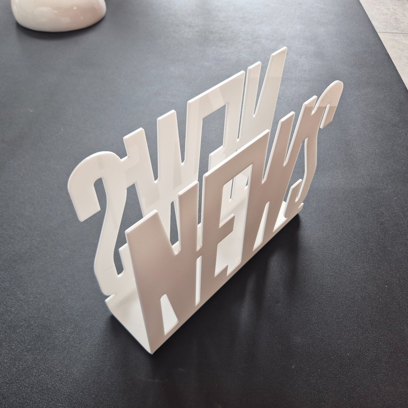 Sonstiges für Haushalt & Wohnen: News Acryl weiss Magazin Rack Plexiglas Zeitungsständer – Gebraucht aus Nottwil von Wondewa-Shop 4
