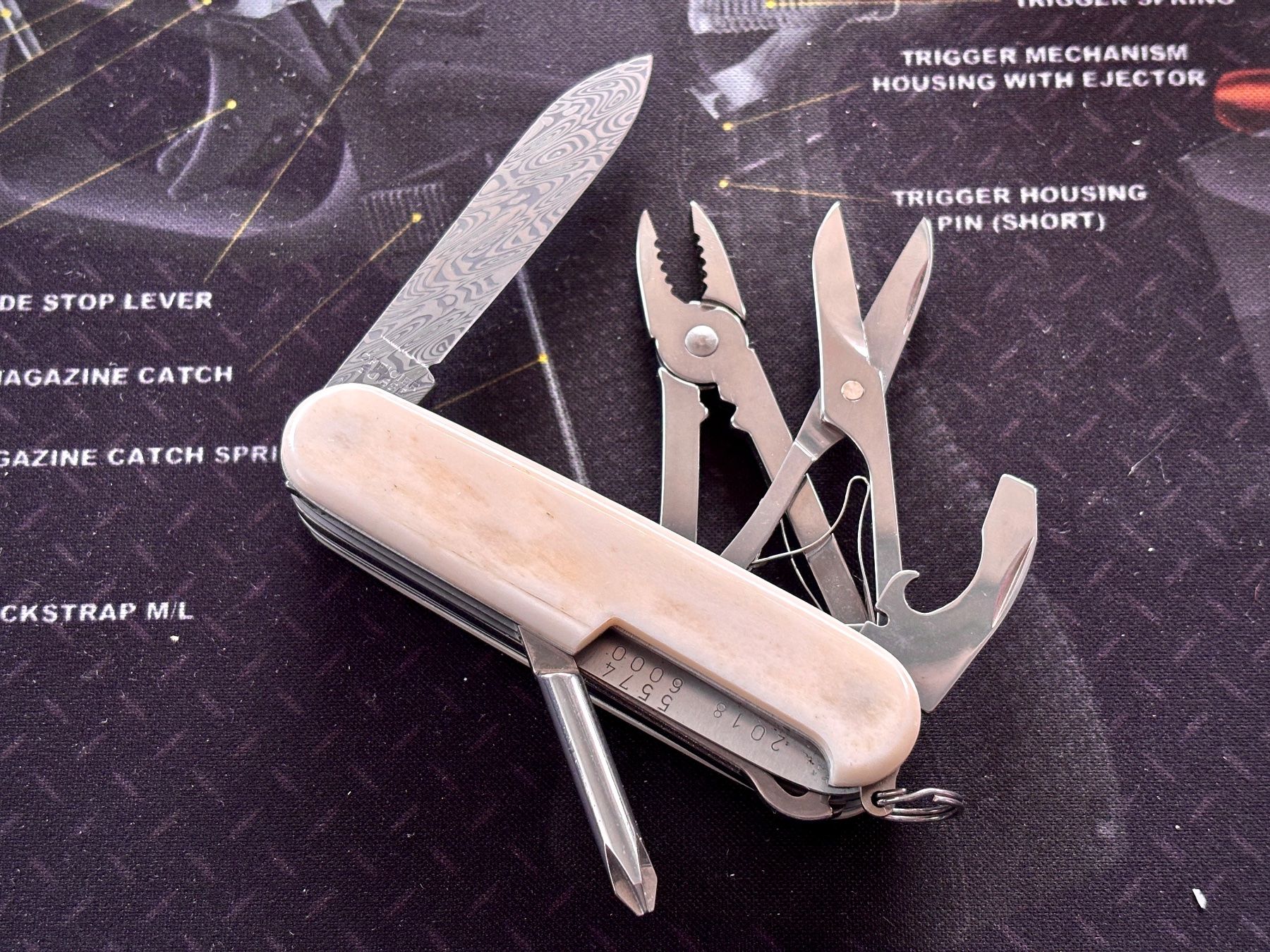 Victorinox Coltelli tascabile: Victorinox Damast 2018 Compact-Mod., Büffelknochen-Schalen – Nuovo (secondo la descrizione) da Frauenkappelen venduto da Doc_Snyder 2
