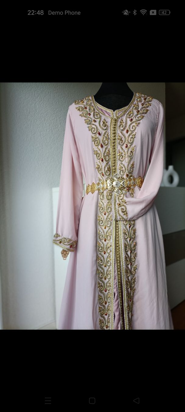 Vestiti: Caftan rose poudré brodé or - Élégance et tradition!  – Nuovo e nell'imballaggio originale da La Chaux-de-Fonds venduto da Luxary.25cachmirepro
