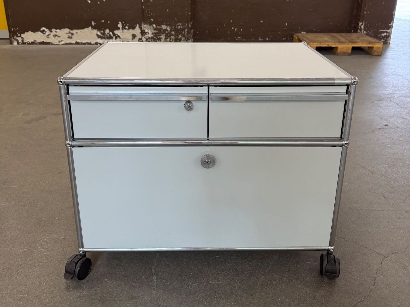 USM Eléments de bureau: USM Haller Rollcontainer mit 3 Schubladen – D'occasion à Dietlikon par ComdatAG