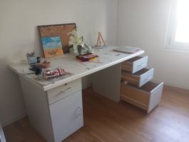 Weißer Schreibtisch