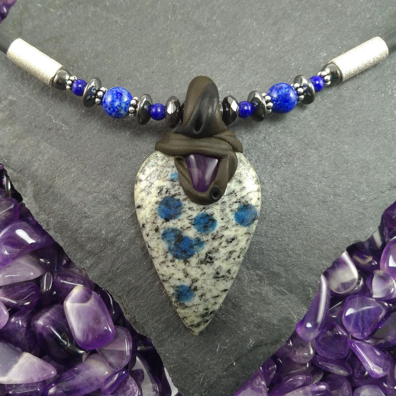 Catenine: Azurit Halskette mit Amethyst auf Kautschukband – Nuovo e nell'imballaggio originale da Meilen venduto da Byrd-bijoux 3
