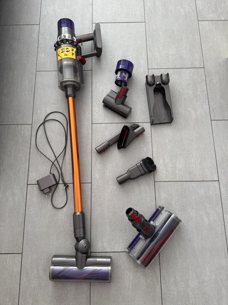 Dyson Aspirateurs & Accessoires: Dyson V10 Absolute inkl. Ladestation & Zubehör – D'occasion à Chur par hei_6yh8