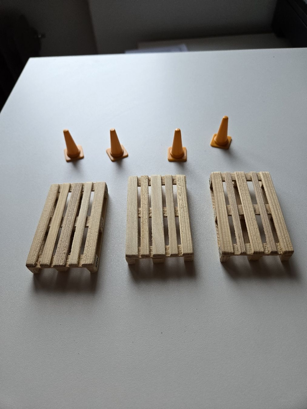 Palettes: Miniature pallets and traffic cones, 3 pallets, 4 cones – D'occasion à Grünenmatt par Brauni2 3