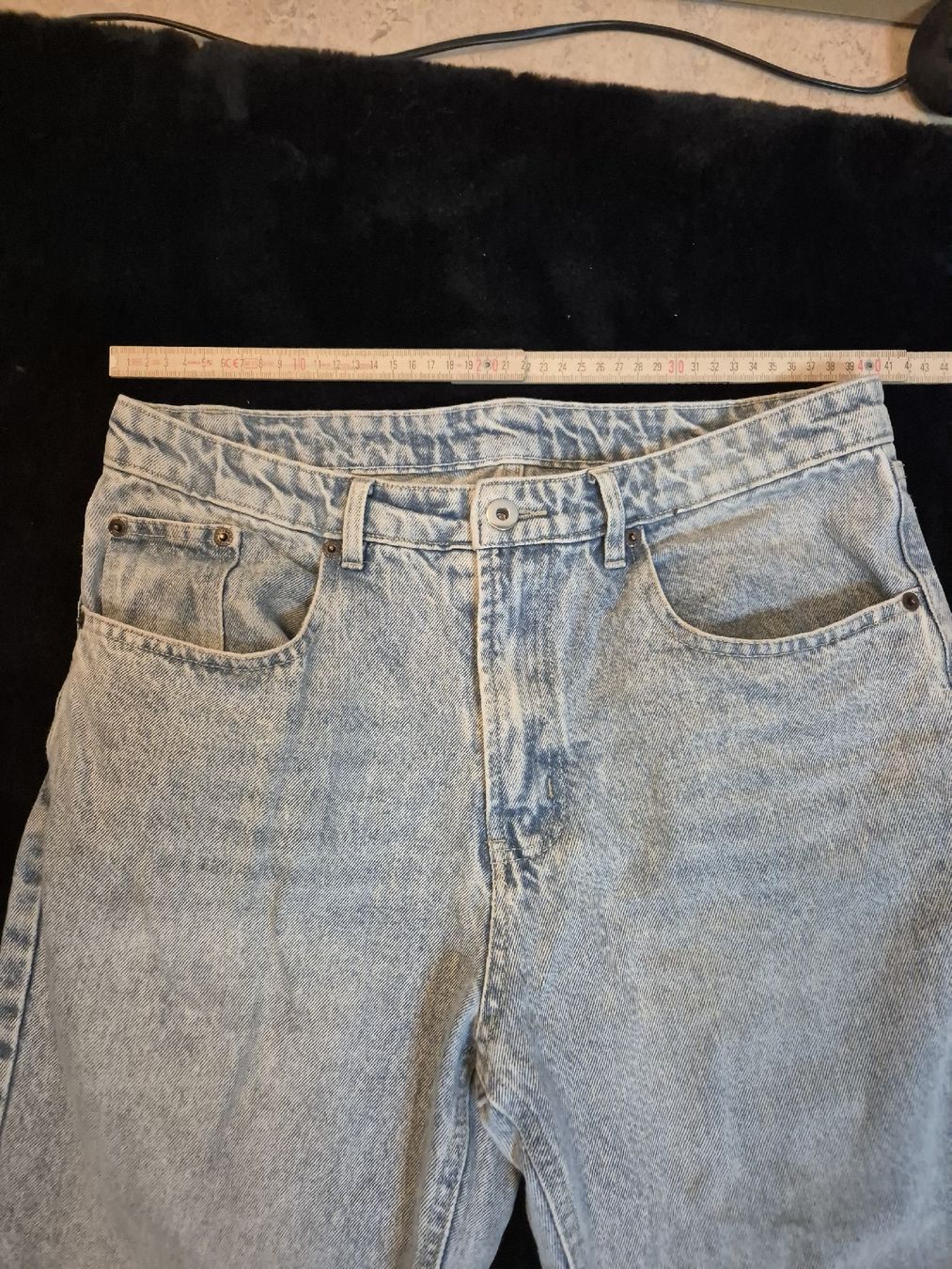 Jeans: Jeans hellblau Grösse S mit ausgefranstem Saum Flared – Usato da Zürich venduto da Drago670 1