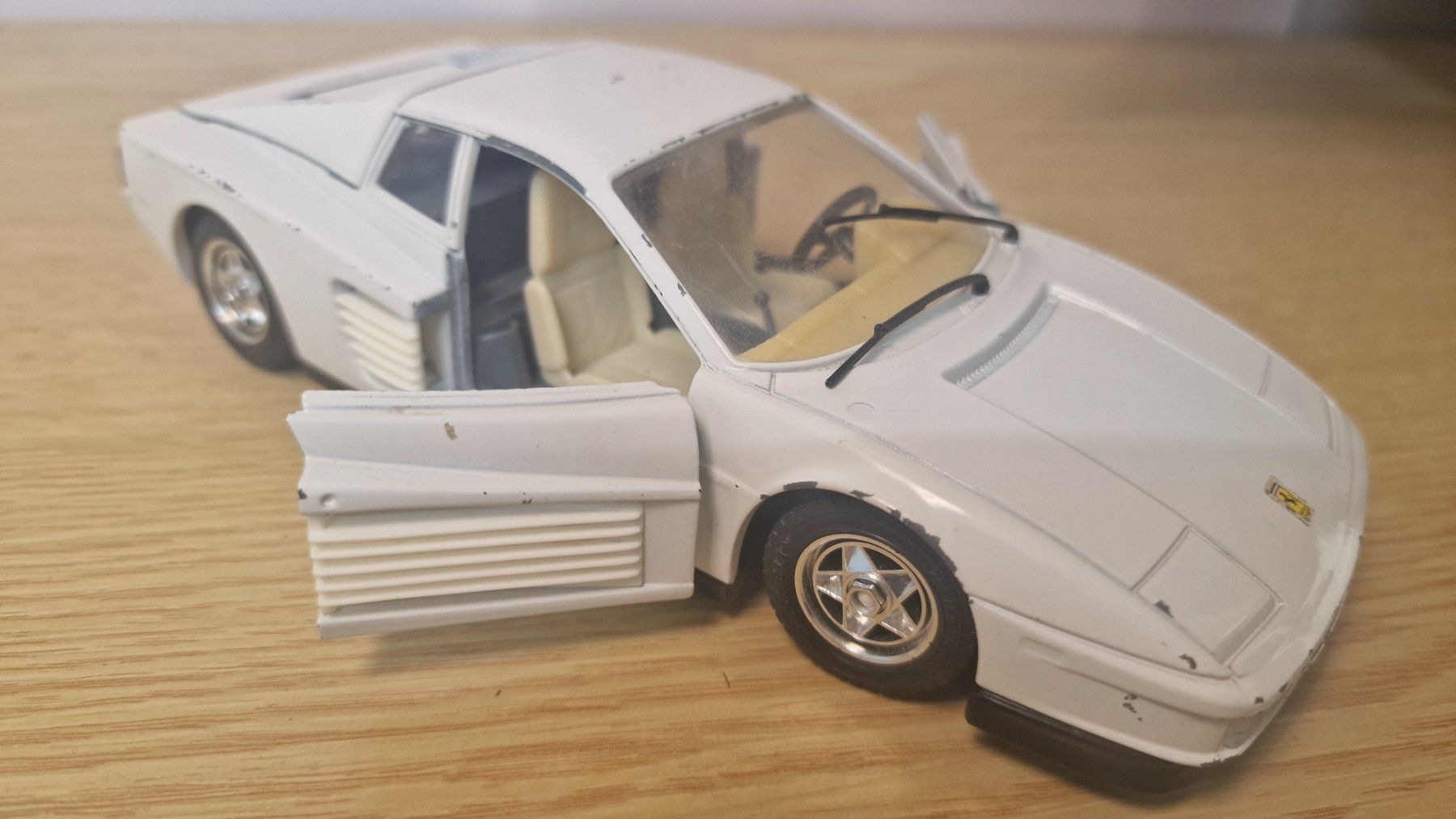 Bburago Voitures modèles: Modellauto 1/24, Ferrari Testarossa, 1984 – D'occasion à Weisslingen par and-lo73 2