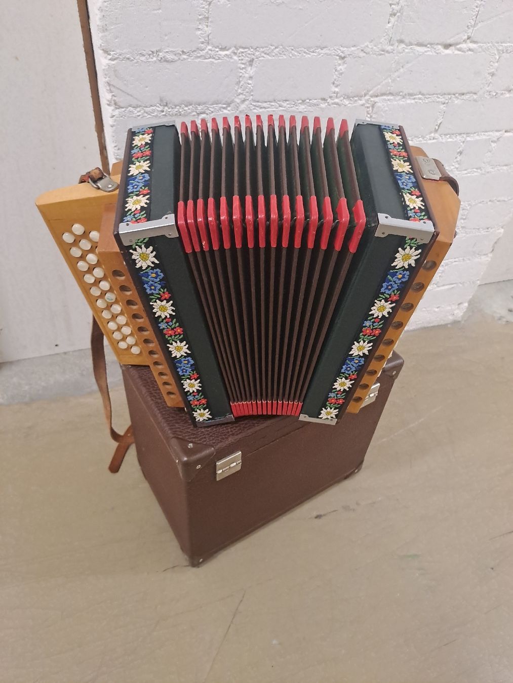 Strumenti musicali: schwyzerorgeli ton B  – Usato da Villeneuve venduto da BibiVintage