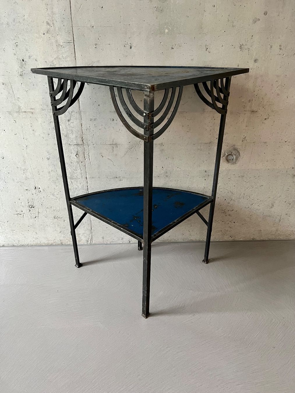 Regale: Art Deco Eisengestell /Eckgestell – Gebraucht aus Wabern von La-Vitrine 7