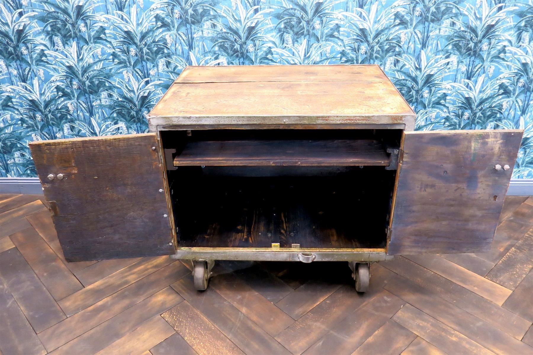 Mobili TV: Barwagen original Industrial, TV-Möbel – Usato da Laufenburg venduto da industrial-silence 5