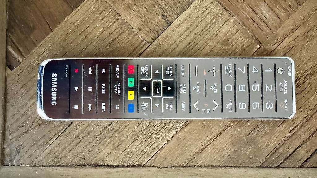 Samsung Televisori: SAMSUNG HD-TV 40" 2 x Ständer – Usato da Meisterschwanden venduto da DaisyDriver 2