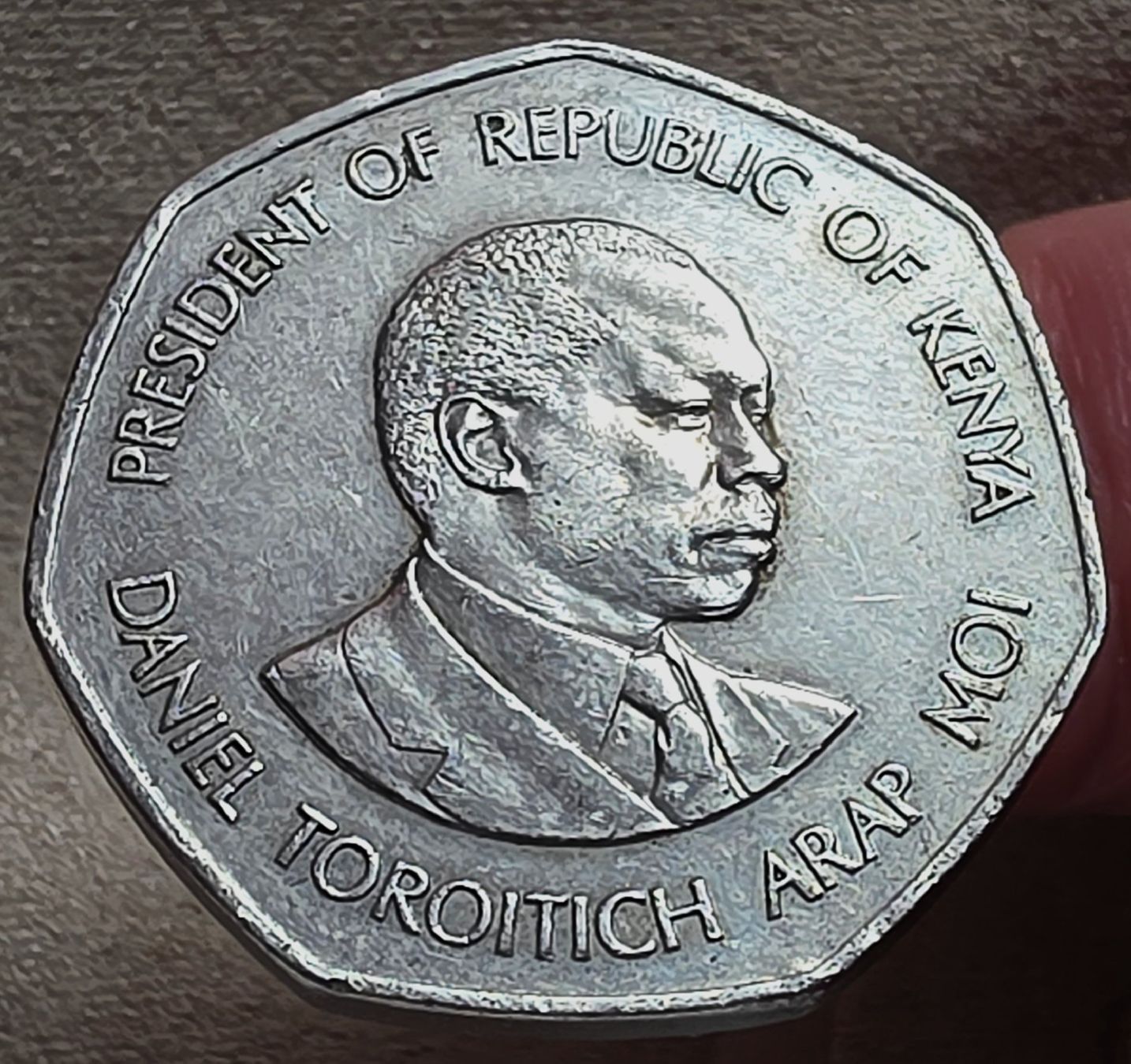 Tutti le monete: KENIA 5 SHILLINGS 1985 – Usato da Winterthur venduto da Creso70 1