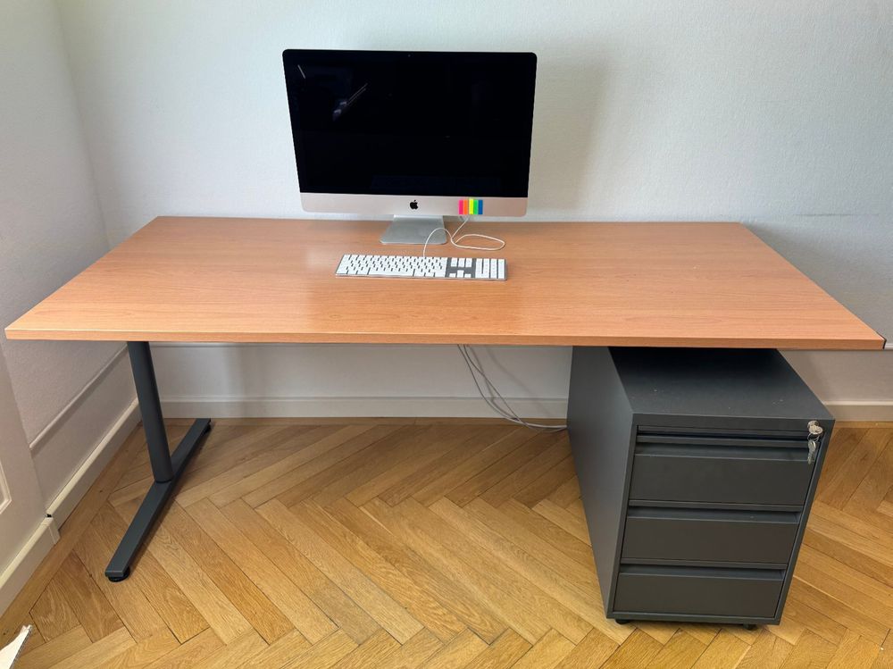Scrivanie: Büroeinrichtung aus, Tisch, Korpus, Schrank, Theke, Stuhl – Usato da Bern venduto da Alder-Treuhandel