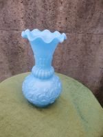 Blaue Vintage Vase, Opalglas, Rosen Dekor, Retro Look