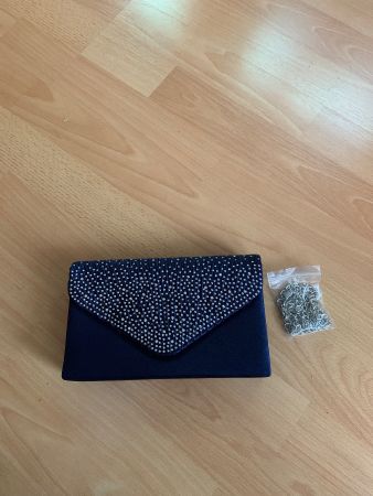 Joli sac à main de soirée bleu marine satiné