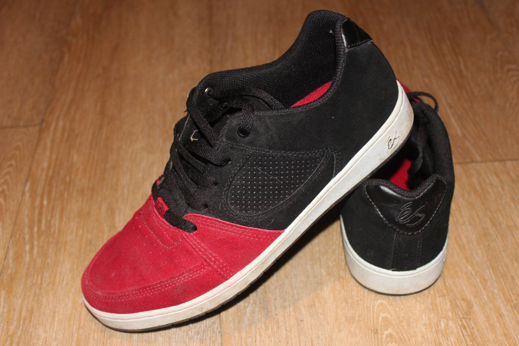 Skateboards: 2x skateboard shoes és et DC – Usato da Travers venduto da ColibriRoseOrange