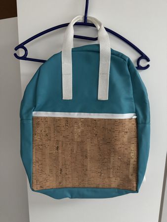Rucksack blau mit Korkeinsatz und weissen Trägern neuwertig