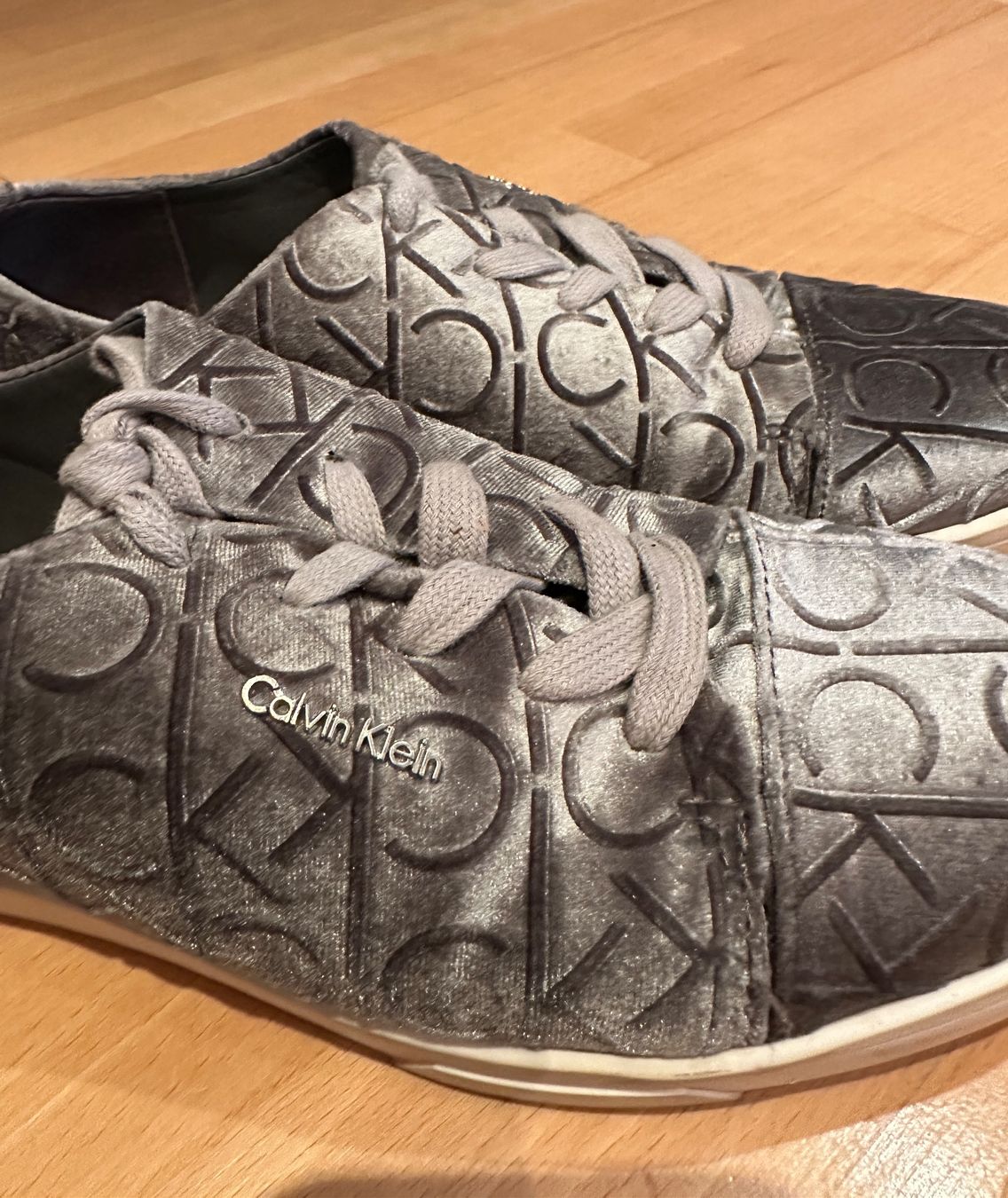 Calvin Klein Scarpe da uomo: Calvin Klein Schuhe Grau/Silber samt, Grösse 37 – Nuovo (secondo la descrizione) da Ruggell venduto da sam_ly9m 1