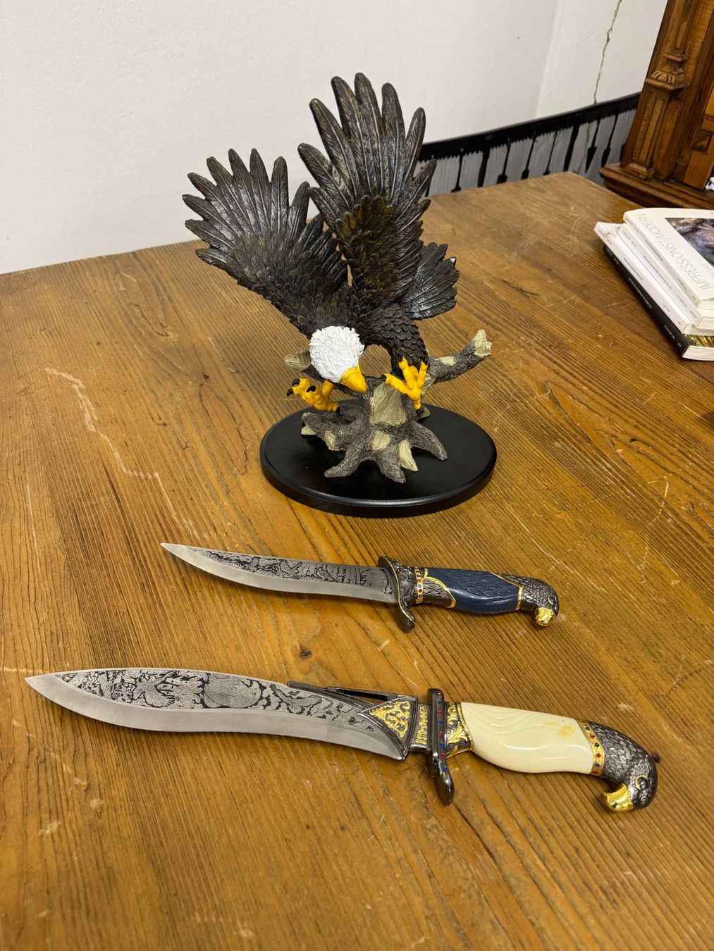 Figurines: Rare Eagle Head Knives & Statue Set | Handcrafted – D'occasion à Luzern par Antiquesonline