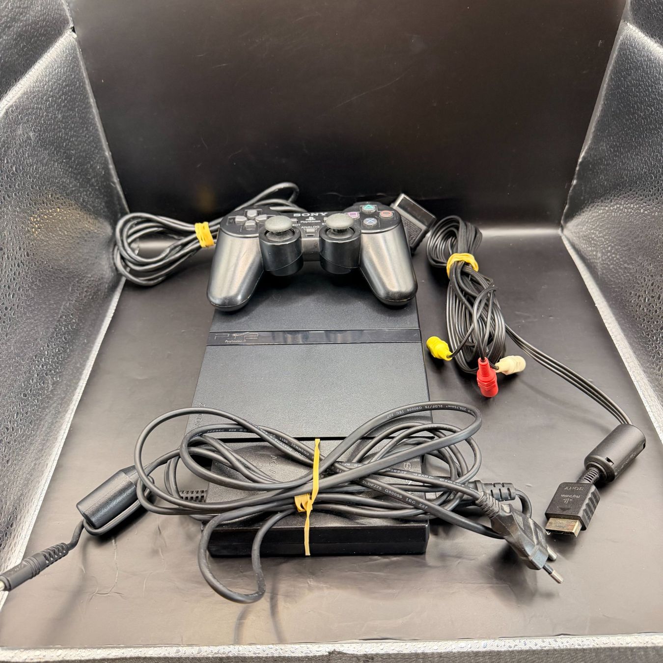 Sony Console: Sony PlayStation 2 PS2 Slim Schwarz – Usato da Düdingen venduto da Nerdworld