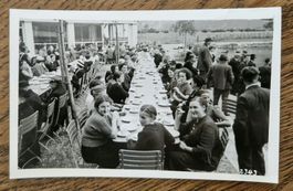 Tafelrunde, unbek. Menschen, Photo Masshardt, Interlaken
