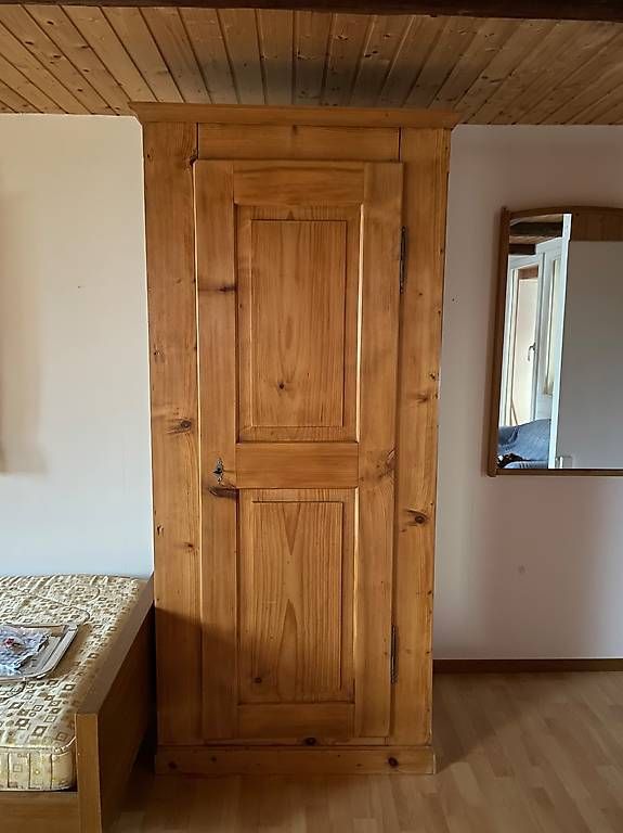 Schränke: Holzschrank massiv – Gebraucht aus Ennenda von Duke74