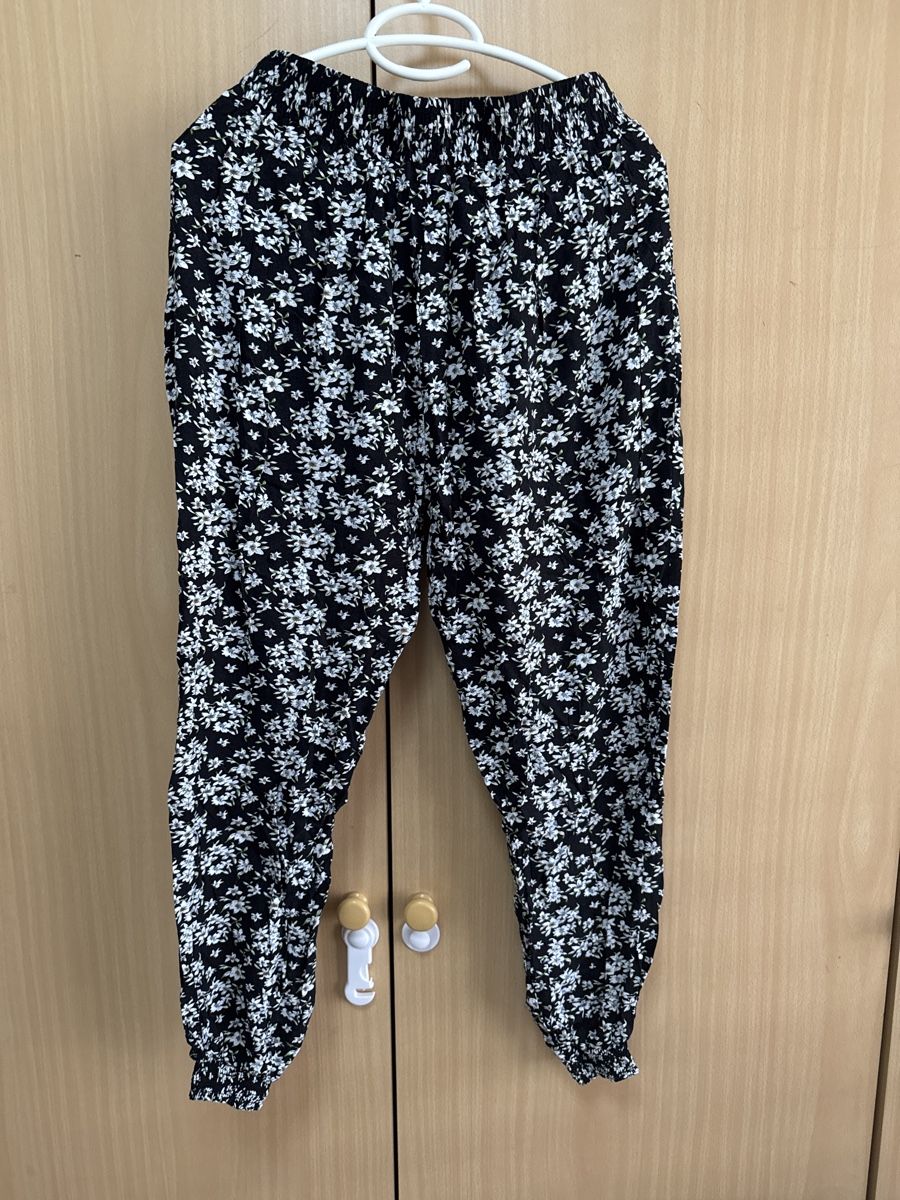 Pantaloni: Chicoree Stoffhose schwarz Blumenmuster Gr. 38 – Nuovo (secondo la descrizione) da Thun venduto da Vans_98 3