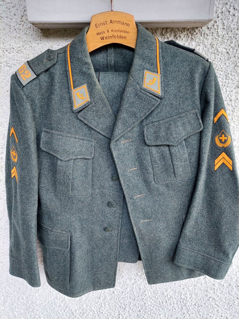 Schweizer Armee Uniformi: Uniform Armee Schweiz Oberteil mit Hose – Usato da Obfelden venduto da Foto_Bild_Kunst_Buch