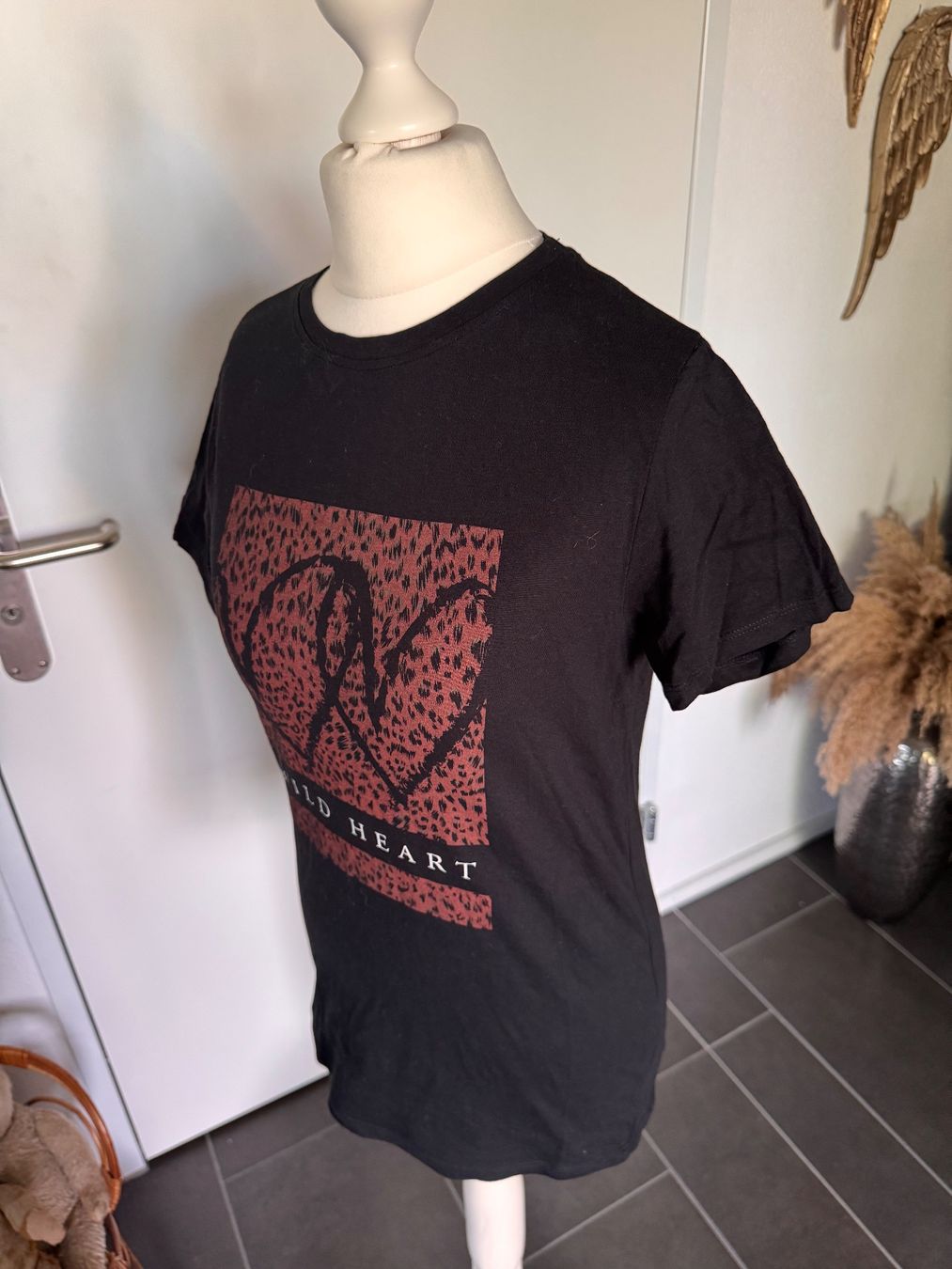 New Look T-shirt: Basic Shirt Schwarz von New Look Gr. 34 – Usato da Rothrist venduto da Fondgruebe