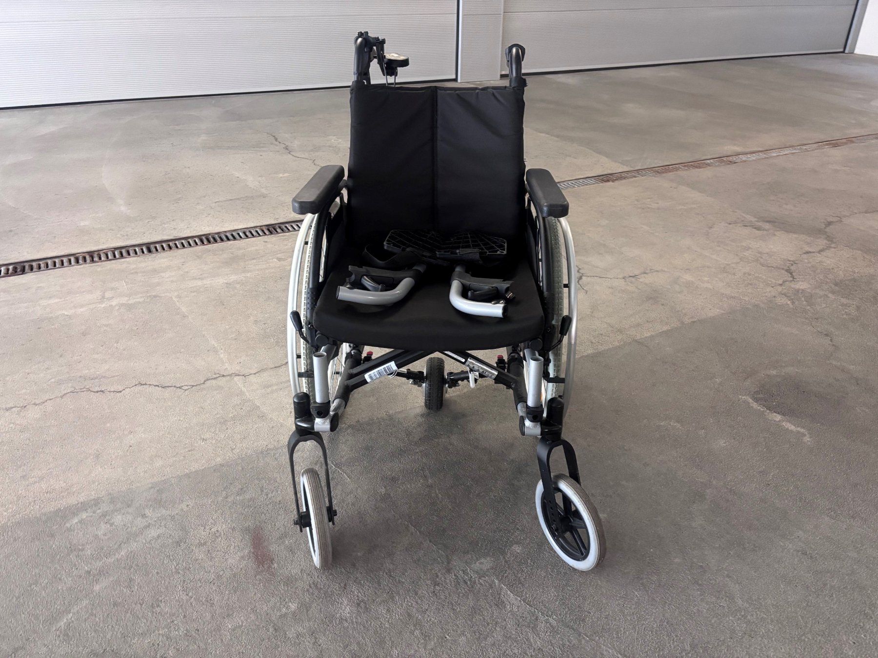 Sedie a rotelle: Breezy Basix Rollstuhl mit Empulse R20 Schiebehilfe – Usato da Kriessern venduto da PapaQ 2