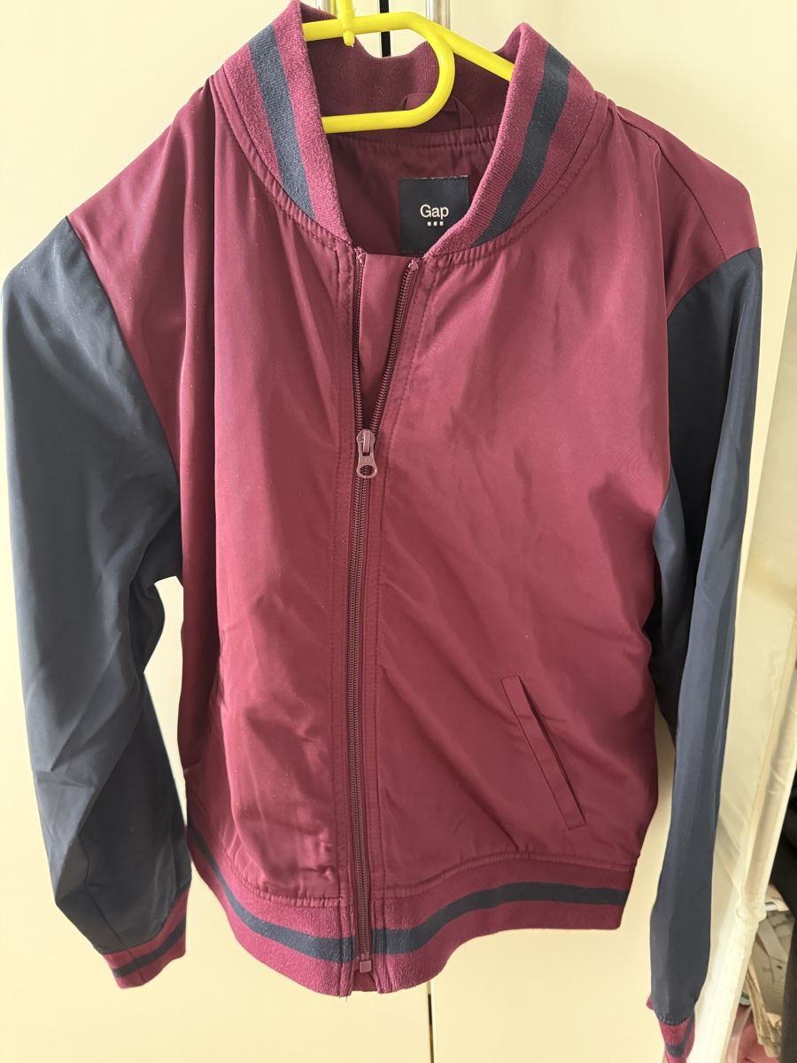 Gap Jacken: Gap College Jacke, bordeaux/blau, Gr. M – Gebraucht aus Lenzburg von car_pzg8