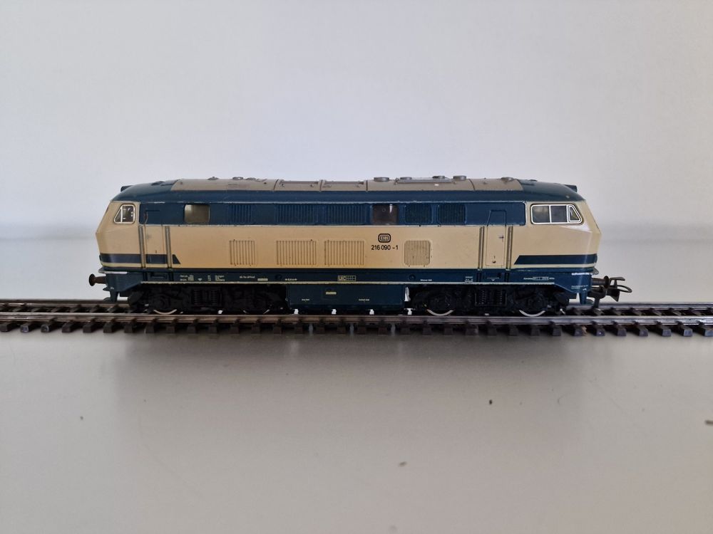 Locomotive à Moteur Hape - Rouge/Jaune/Bleu - Aimant Arrière - Piles AAA - Jouet Enfant 18+ Mois