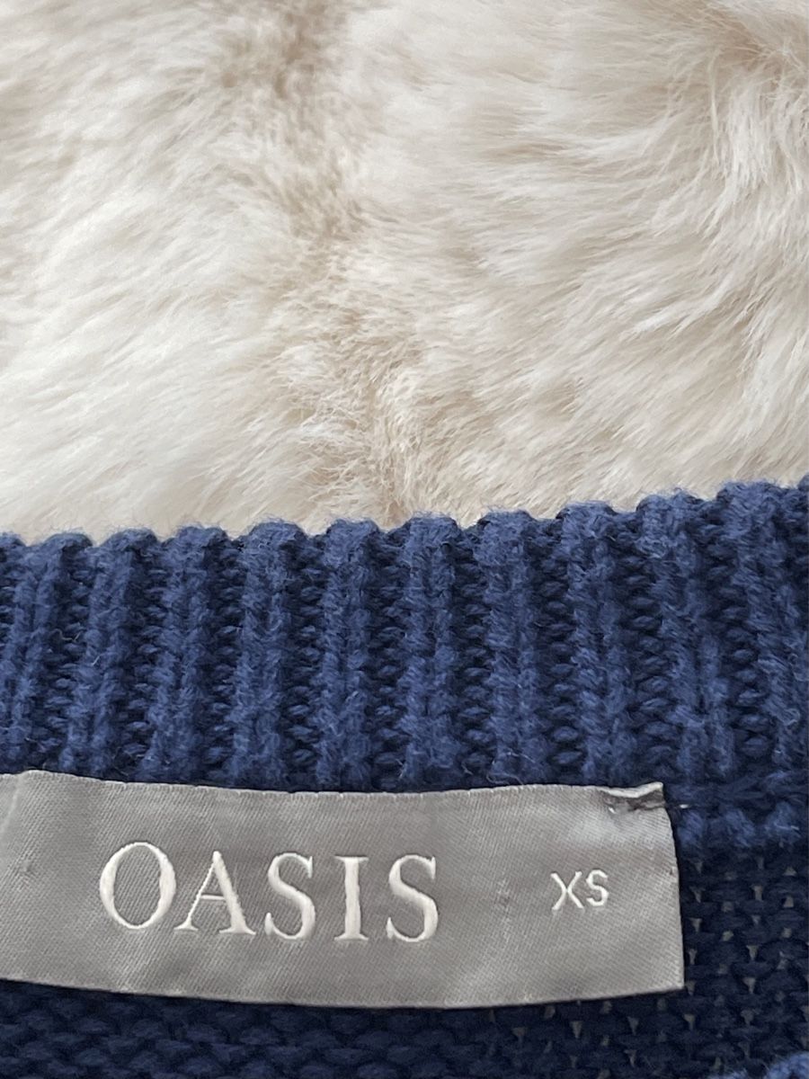Maglioni & Felpe: OASIS – Dunkelblauer Strukturpullover mit Zierknöpfen – Usato da Winkel venduto da Glamour-Style 2